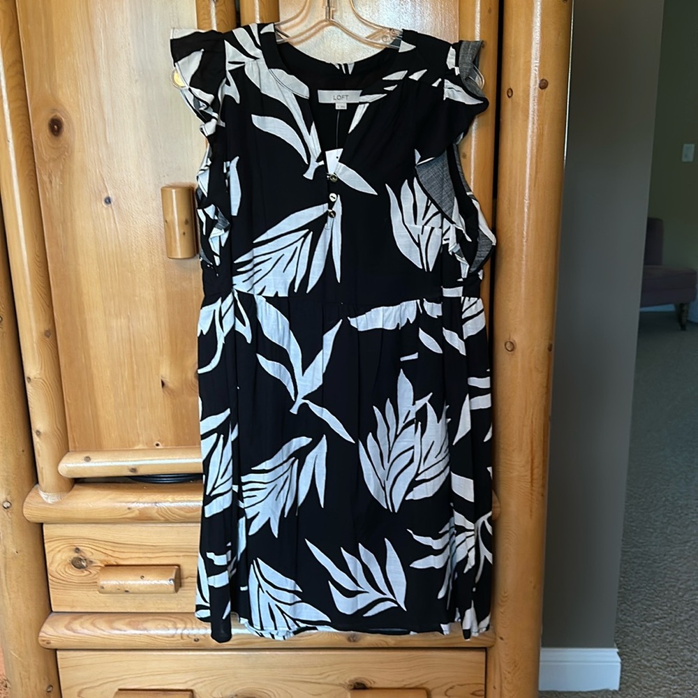 NWT Loft black and white floral cap sleeve dress. Size S
